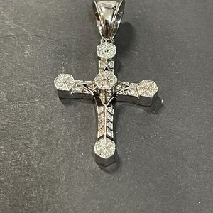 Movable unisex cross with zirconia crystals. 925